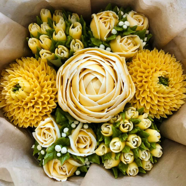 Wedding cake that looks like wildflowers